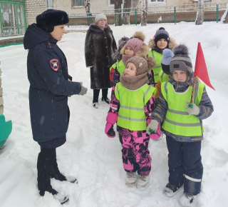 Юные пешеходы учат ПДД на практике